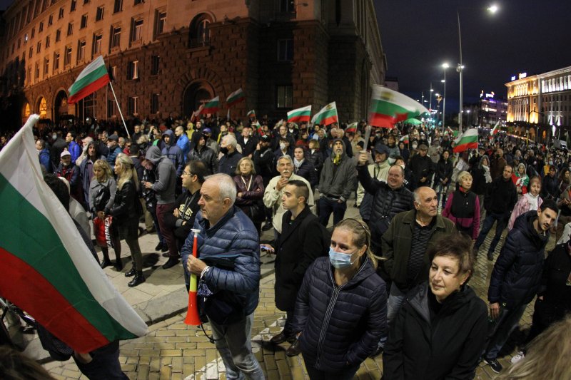 Великото народно въстание V: Протестът се премести пред БНТ (СНИМКИ/ВИДЕО)