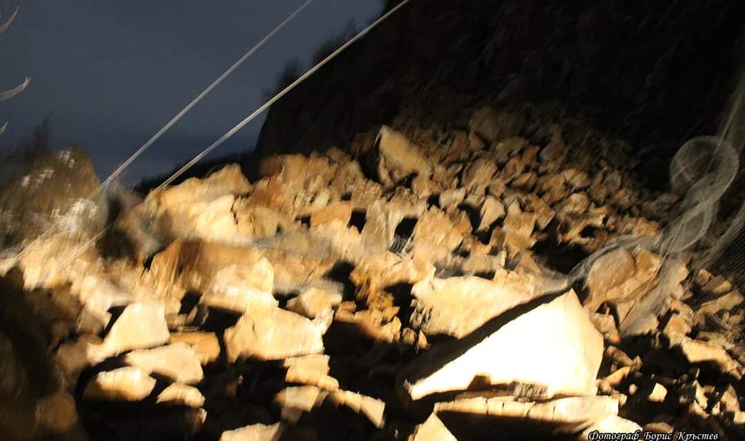 Скали затрупаха пътя през Искърското дефиле СНИМКИ