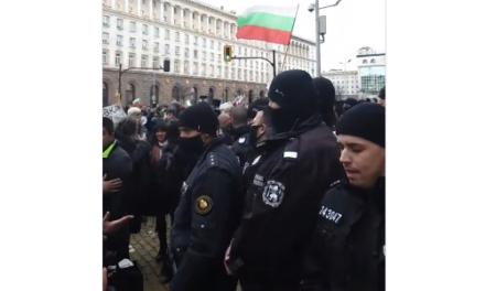 Напрежение между протестиращи и полиция пред Министерски съвет
