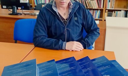 Журналистът Мирослав Дечев дари 6 тома на РБ “П. Р. Славейков”, посветени на Присъединяването на България към ЕС
