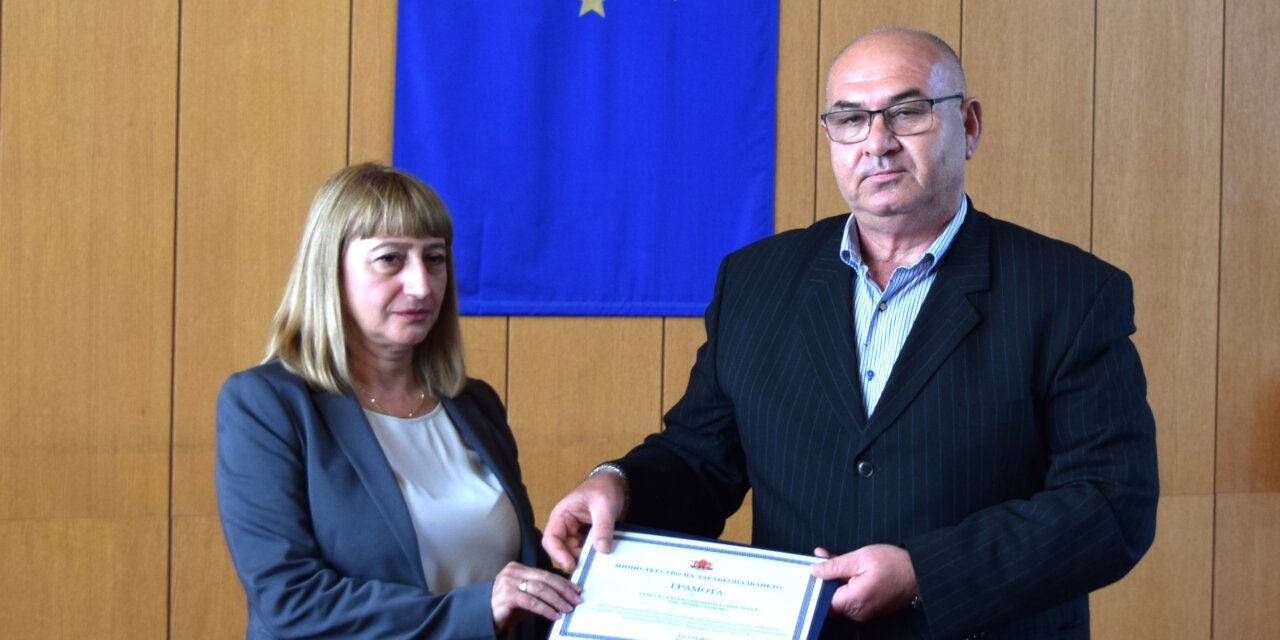 Областният управител на В. Търново връчи грамота на РЗИ за постигнати резултати в имунизационната кампания