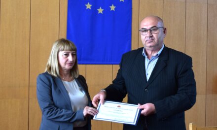 Областният управител на В. Търново връчи грамота на РЗИ за постигнати резултати в имунизационната кампания