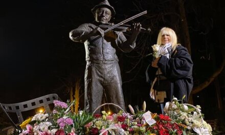 Трогателно Лили Иванова почете Тодор Колев с букети от цветя от концерта и в Шумен