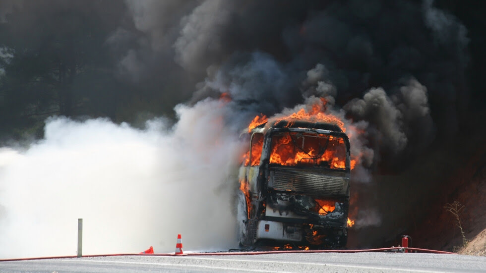 ОГНЕН АД НА АМ “СТРУМА”: Най-малко 43 жертви при пожар в автобус край Боснек