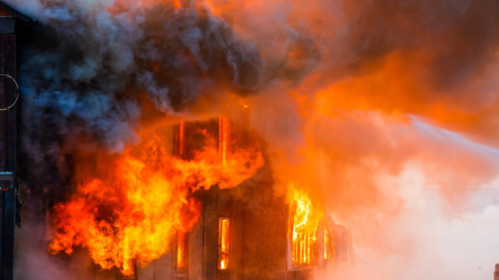 Огромен пожар в старчески дом във Варненско, има загинали