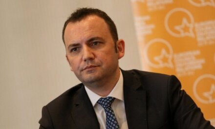 Външният министър на РСМ се отчита за преговорите със София