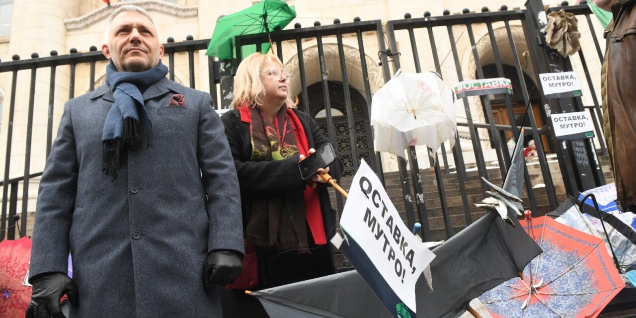Флашмоб „Да им пречупим чадъра“ се проведе пред Съдебната палата в София (СНИМКИ/ОБНОВЕНА)