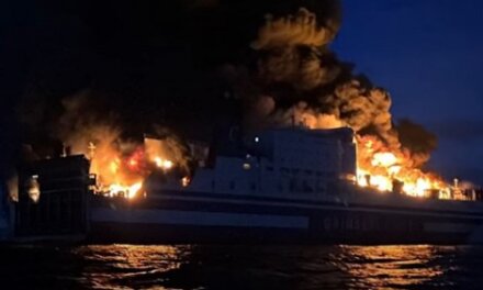 12 души са в неизвестност от горящият ферибот