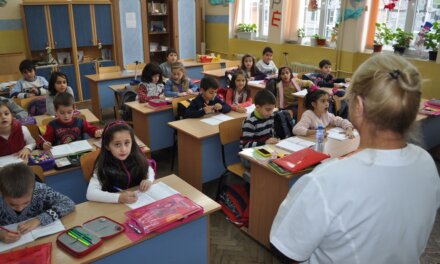 В Бургас студенти и пенсионирани учители влязоха в час, заради недостиг на учители