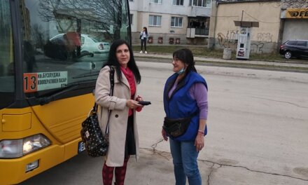 Кондукторка върна забравен портфейл на ученик в автобус във В. Търново