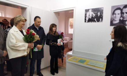Жени Живкова заедно с музеолога Диана Митева откриха експозиция в с. Дъскот
