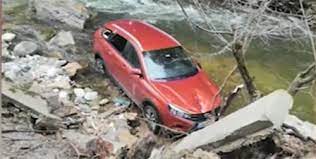 Заради пропаднало шосе кола пропадна в река на пътя към село Ягодина