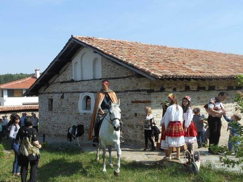 Свети Георги пристига на бял кон в едноименната църква в Арбанаси