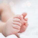 Чудовищно новородено дете е открито завързано в найлонов плик