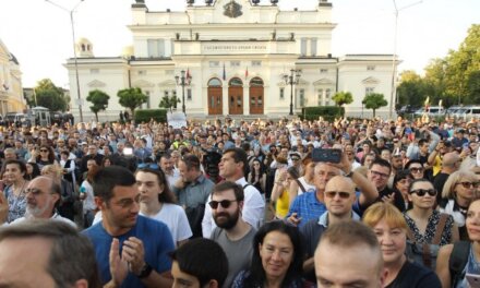Центърът на София се тресе от протести срещу правителството