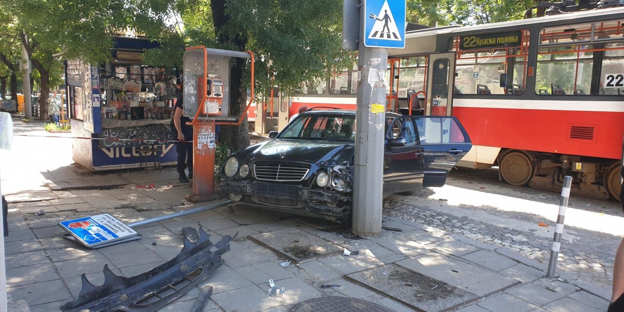 Двама души пострадаха при катастрофа между лек автомобил и трамвай 22 на “Пиротска”