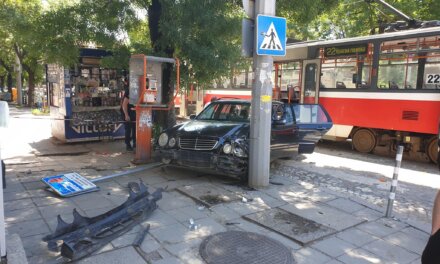 Двама души пострадаха при катастрофа между лек автомобил и трамвай 22 на “Пиротска”