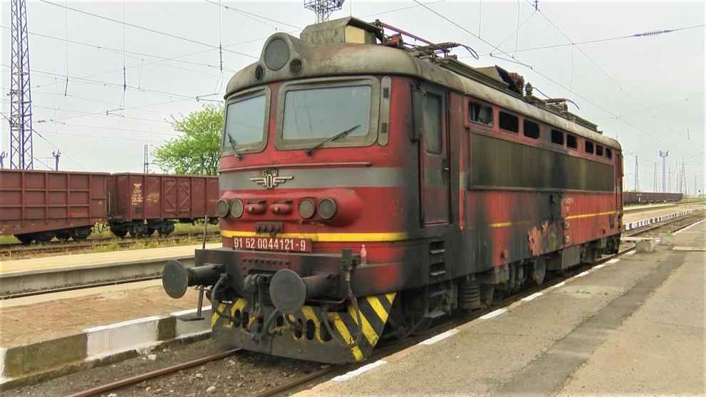 Преустановено е движението на влакове в междугарието Зверино – Елисейна заради дерайлирал вагон от товарна композиция