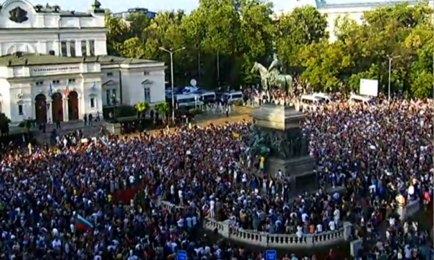 Площадът е пълен. Хиляди са пред НС, за да подкрепят правителството (на живо)