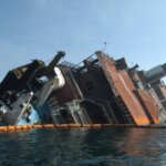 27 моряка са в неизвестност след,като корабът се разцепил на две