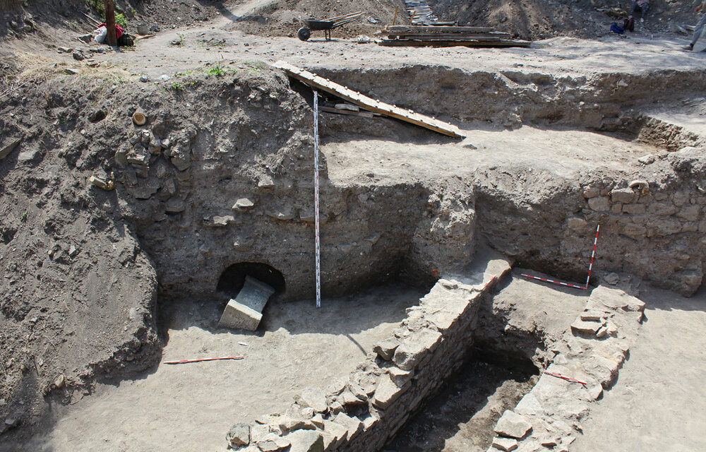 Средновековни печати, монети и олтар с надпис  са открити при крепостта “Акве Калиде”