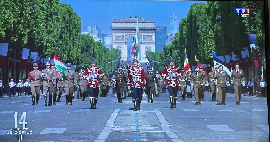 Български гвардейци с родния флаг поведоха парада в Париж на националния празник на Франция