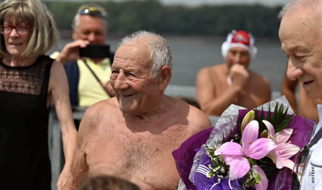 90-годишен плувец чества юбилея си, като преплува девет километра в Дунав