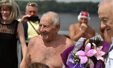 90-годишен плувец чества юбилея си, като преплува девет километра в Дунав
